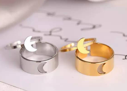 Silver and Golden Plated Alloy 4 Pcs Rings Set for Women in Western and Korean Style Silver and Golden