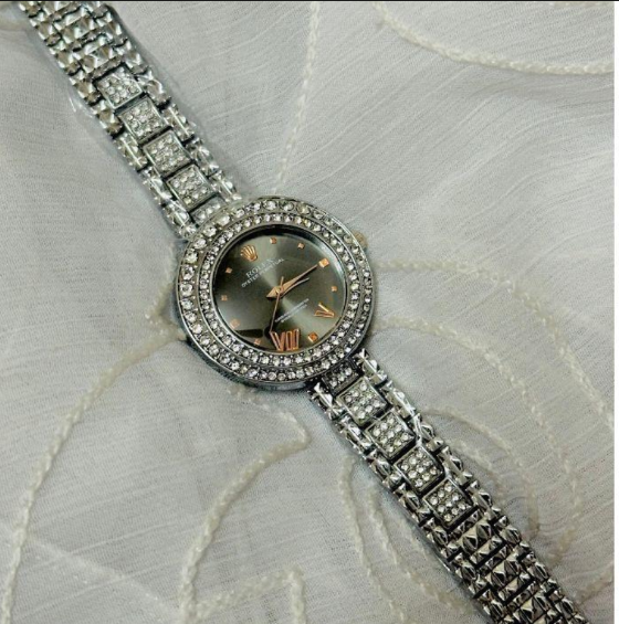 Women's Stainless Steel Chain Strap Analogue Watch 28mm